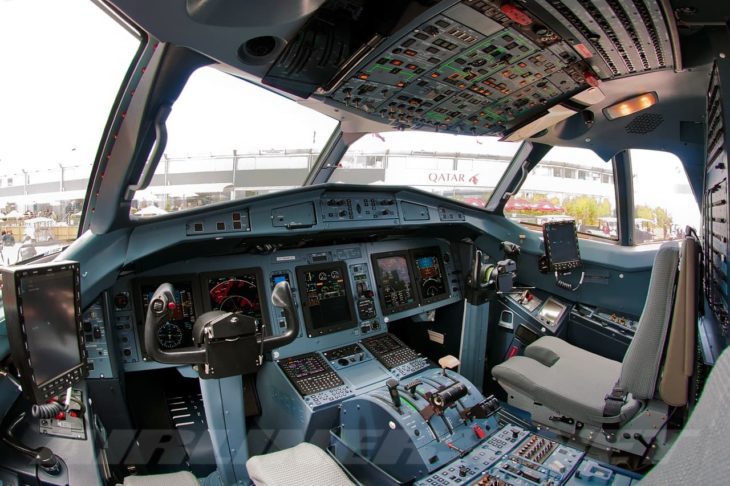 atr-72-600 atr 72-600 cockpit flight deck