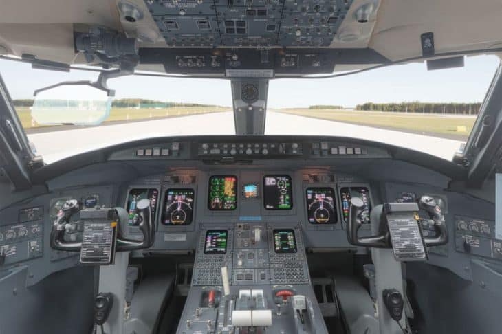 bombardier crj 900 cockpit flight deck